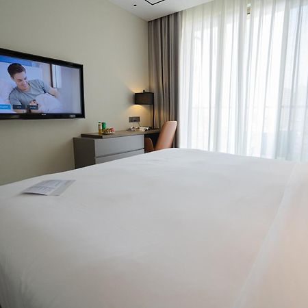Oakwood Premier Phnom Penh Hotel Exterior photo
