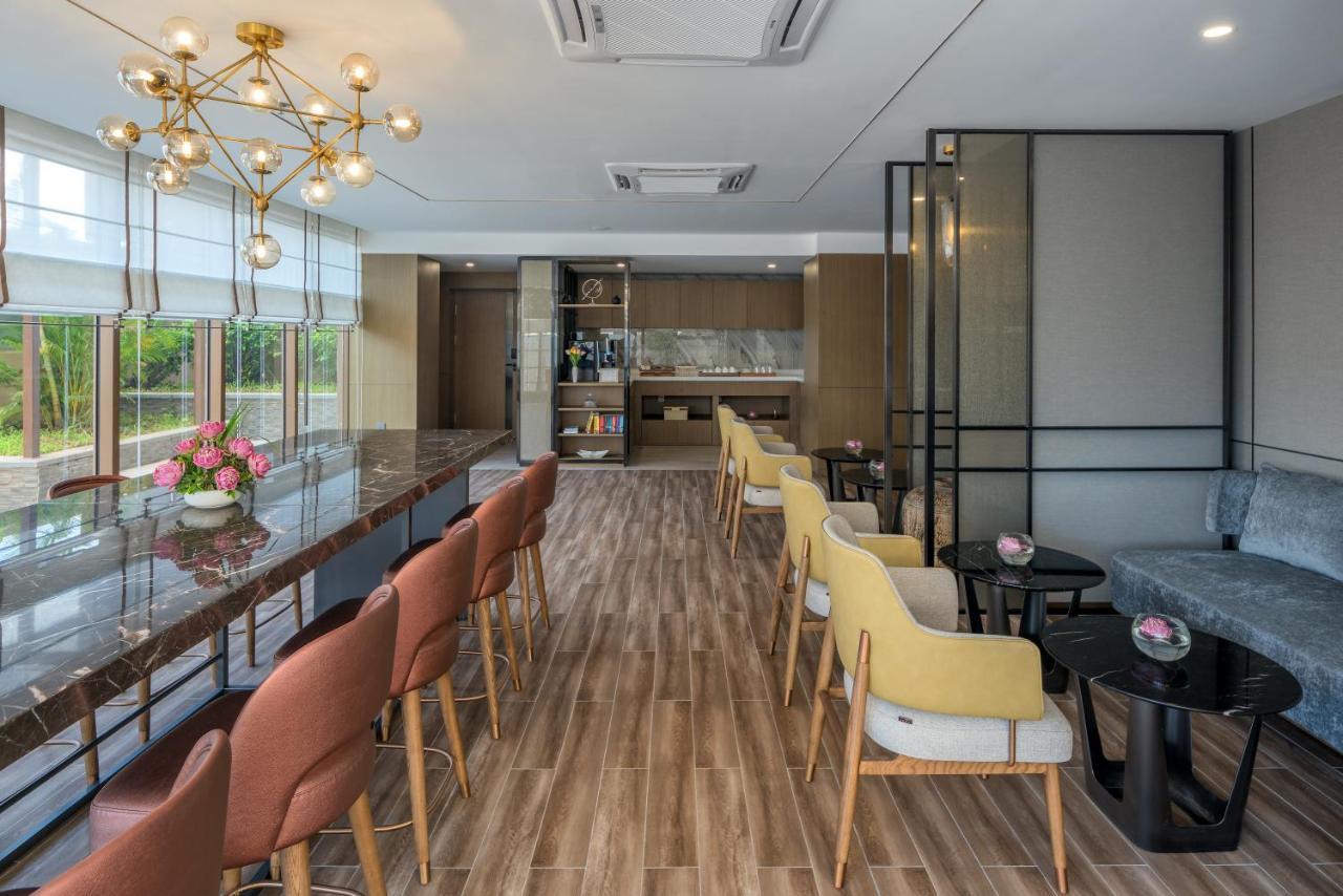 Oakwood Premier Phnom Penh Hotel Exterior photo