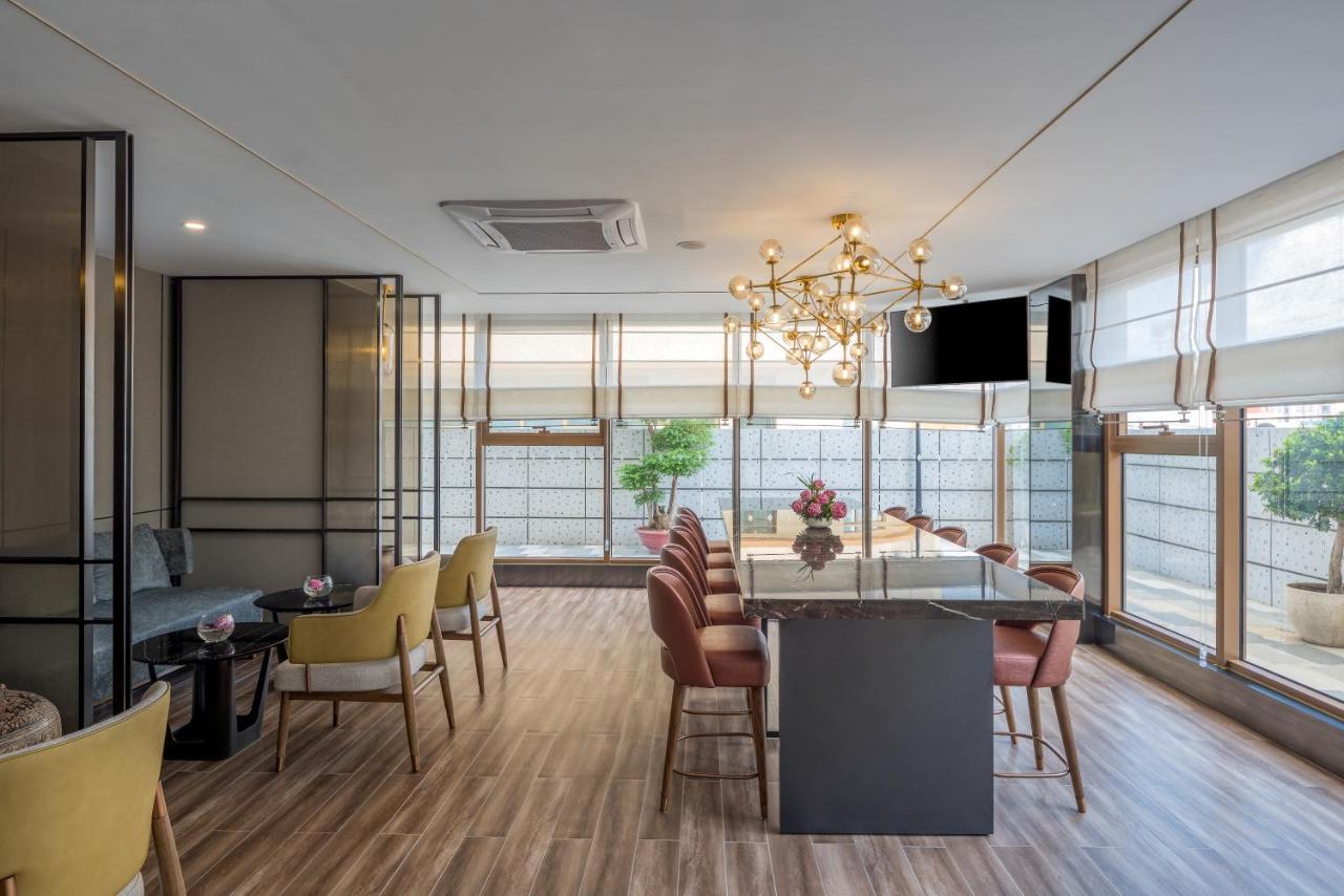Oakwood Premier Phnom Penh Hotel Exterior photo