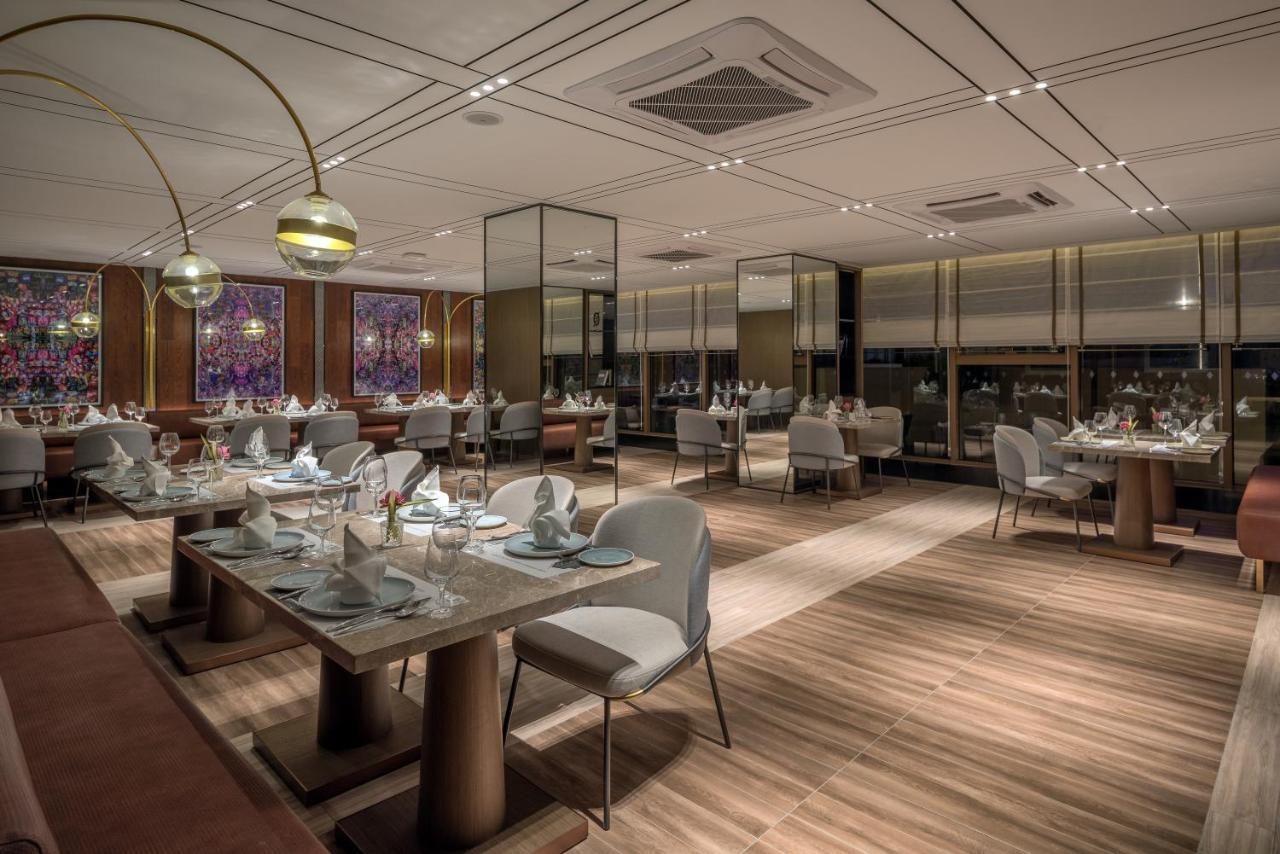 Oakwood Premier Phnom Penh Hotel Exterior photo