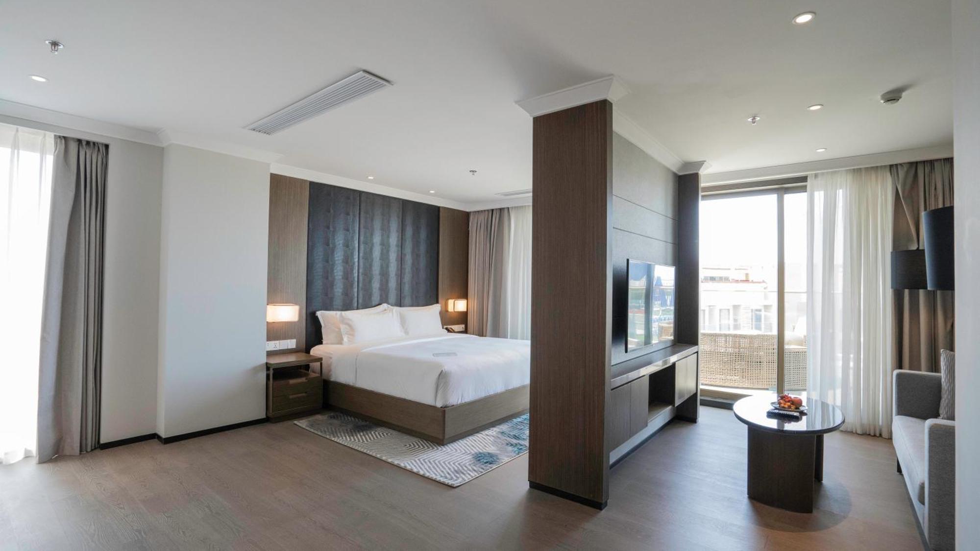 Oakwood Premier Phnom Penh Hotel Exterior photo