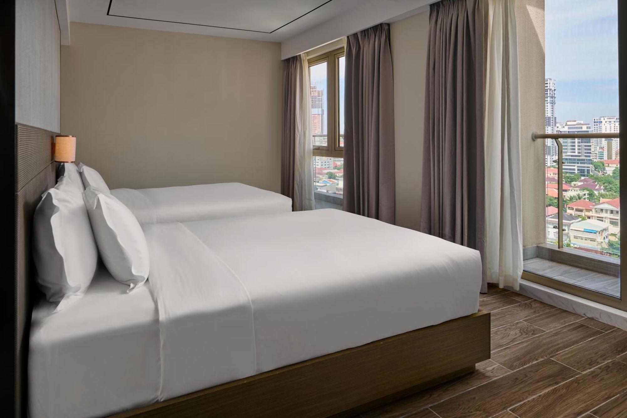 Oakwood Premier Phnom Penh Hotel Exterior photo